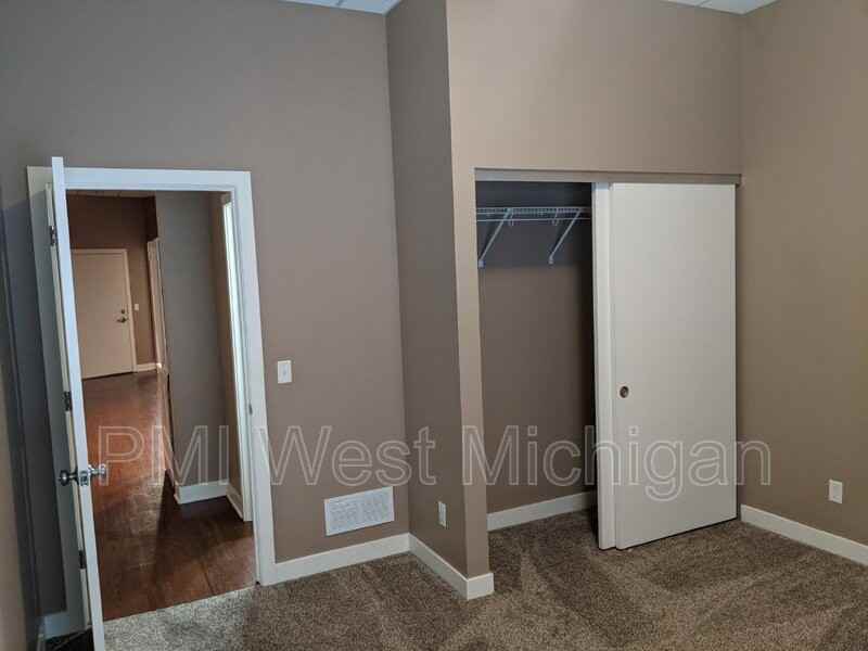 620 S Broadway St #6 - Photo 7 of 11