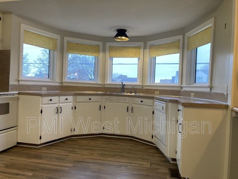 6827 Byron Center Ave Sw - Photo 2 of 19
