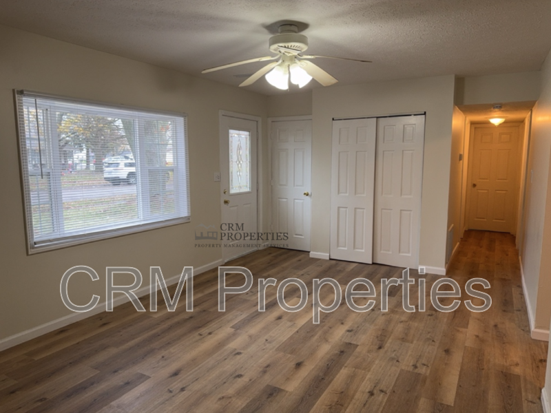 925 Danbury Dr - Photo 3 of 23