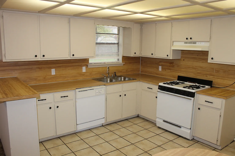 704 W 20th St - Photo 2 of 16