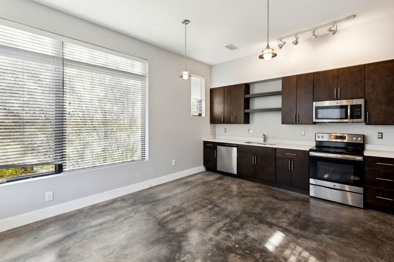 The Phoenix on 51st - Photo 3 of 17