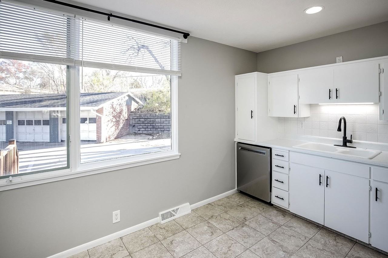 4815 S 131st St #15 - Photo 3 of 24