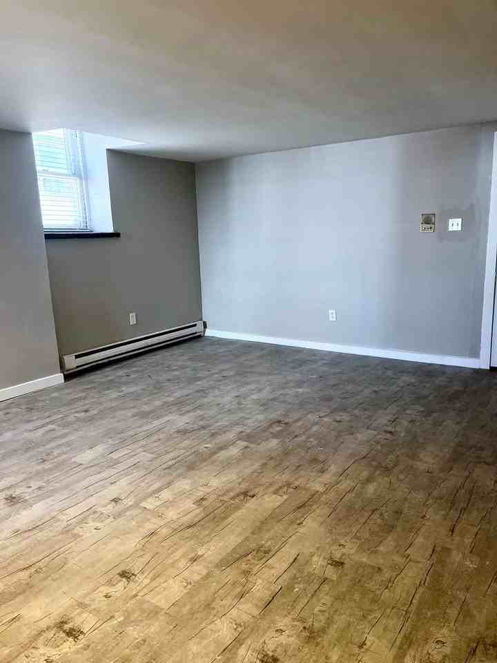 *** Perfect Location * Squirrel Hill Apartment Available Now * Walk to Murray & Forbes * Pet Friendly * Renovated *** - Photo 2 of 50