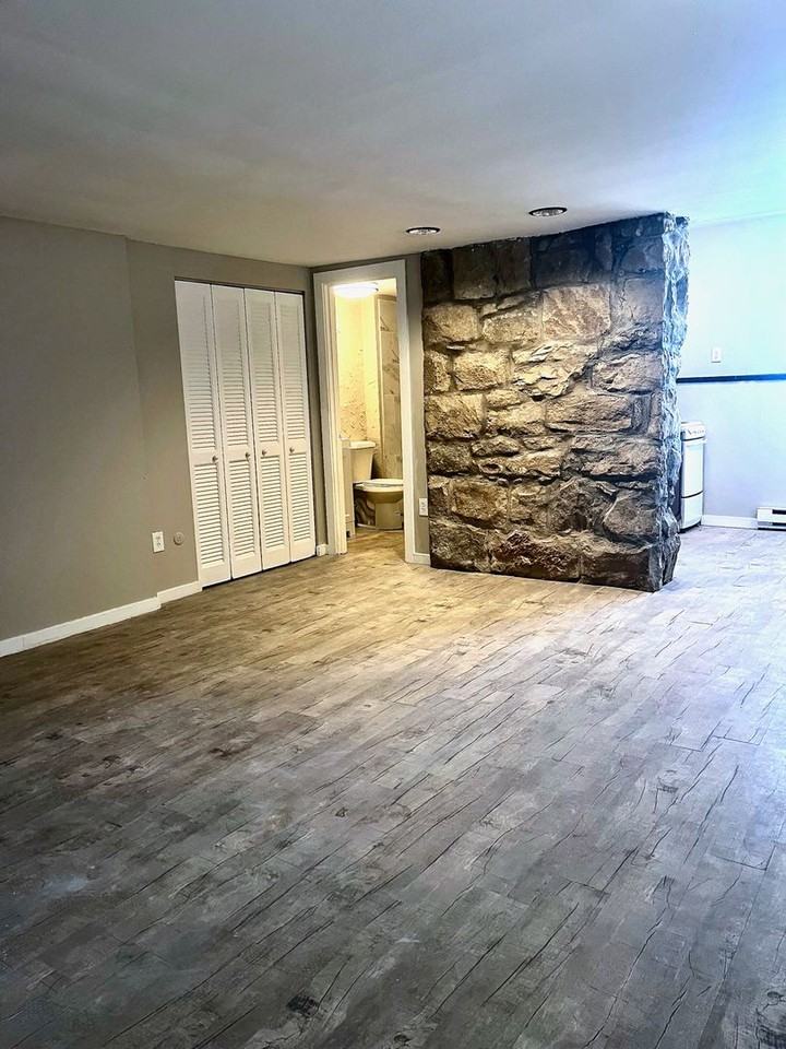 *** Perfect Location * Squirrel Hill Apartment Available Now * Walk to Murray & Forbes * Pet Friendly * Renovated *** - Photo 3 of 50