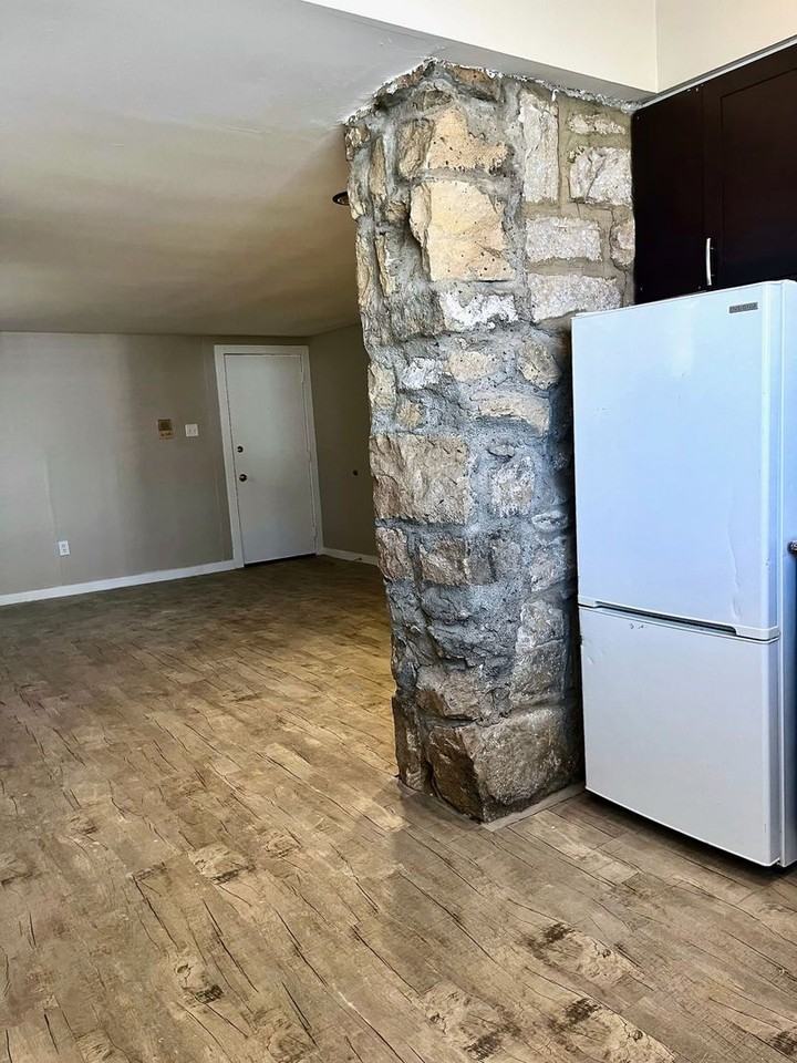 *** Perfect Location * Squirrel Hill Apartment Available Now * Walk to Murray & Forbes * Pet Friendly * Renovated *** - Photo 5 of 21