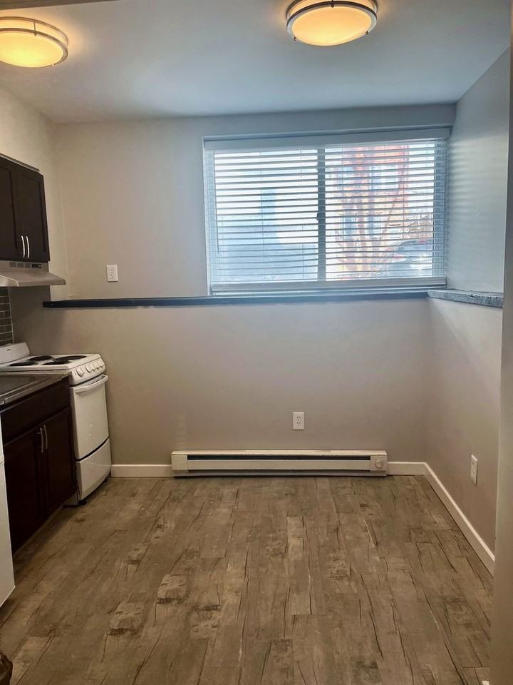 *** Perfect Location * Squirrel Hill Apartment Available Now * Walk to Murray & Forbes * Pet Friendly * Renovated *** - Photo 6 of 21