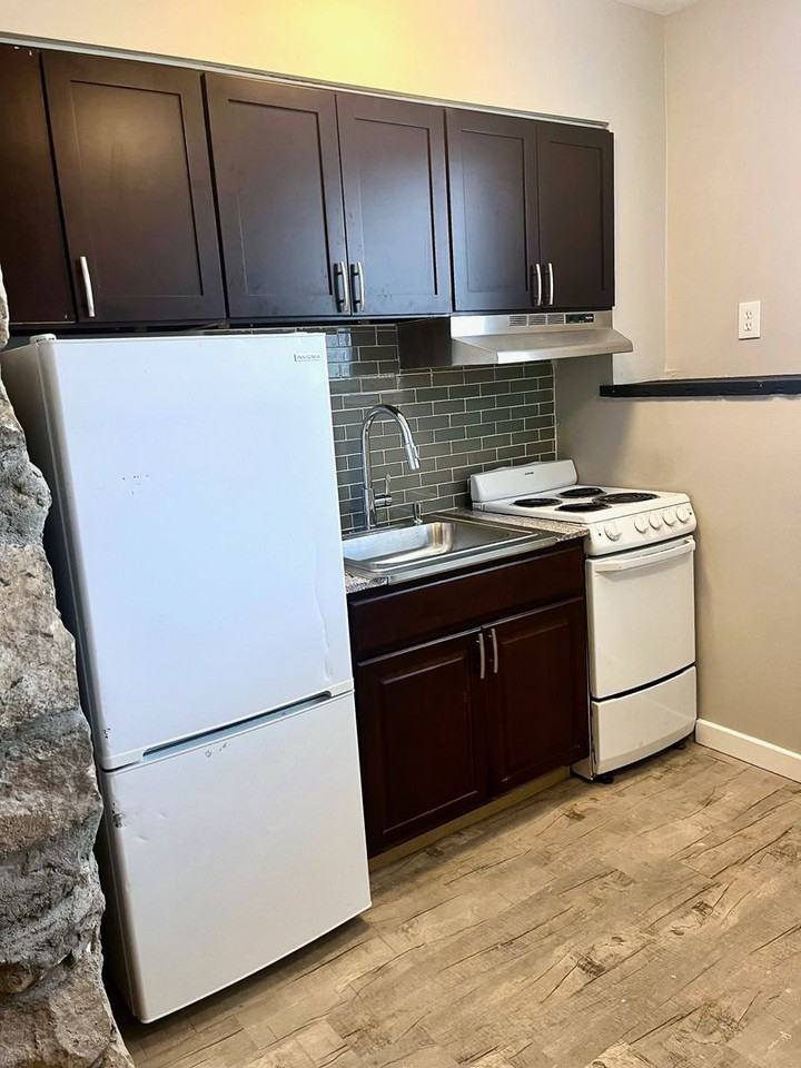 *** Perfect Location * Squirrel Hill Apartment Available Now * Walk to Murray & Forbes * Pet Friendly * Renovated *** - Photo 7 of 21