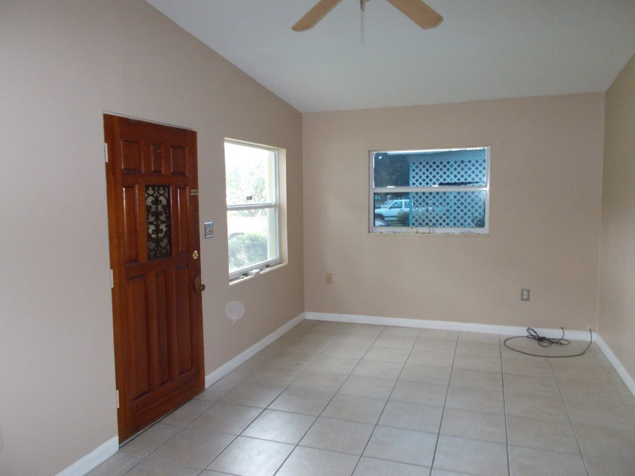 905 Sabrina Dr - Photo 2 of 12