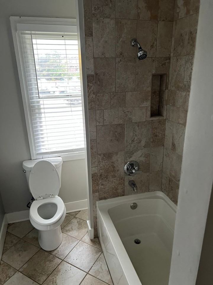 78 Oxford St - Photo 5 of 8