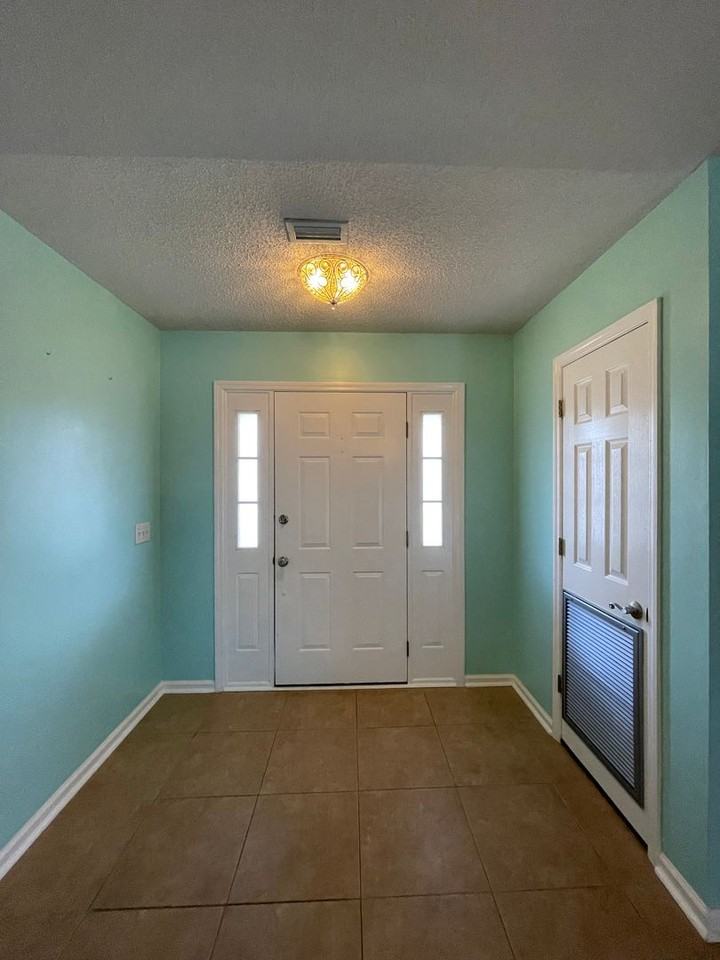 104 Boxwood Dr - Photo 2 of 19