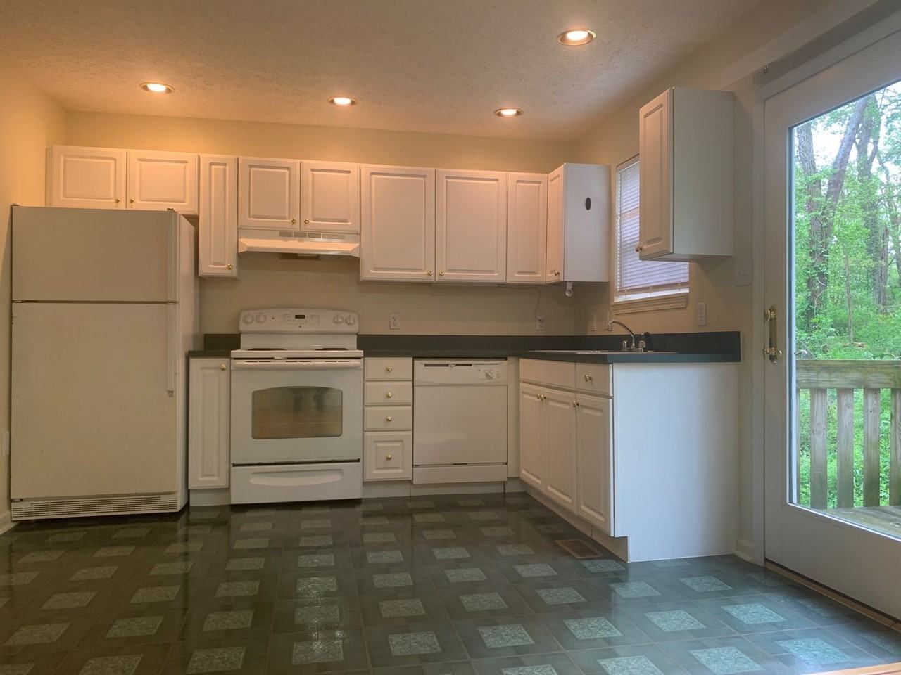 1027 Elkins Dr - Photo 4 of 15