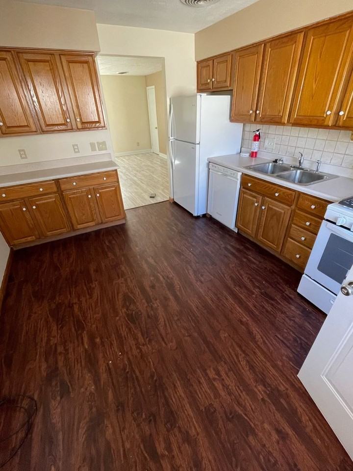 1124 Logan Ave - Photo 2 of 8