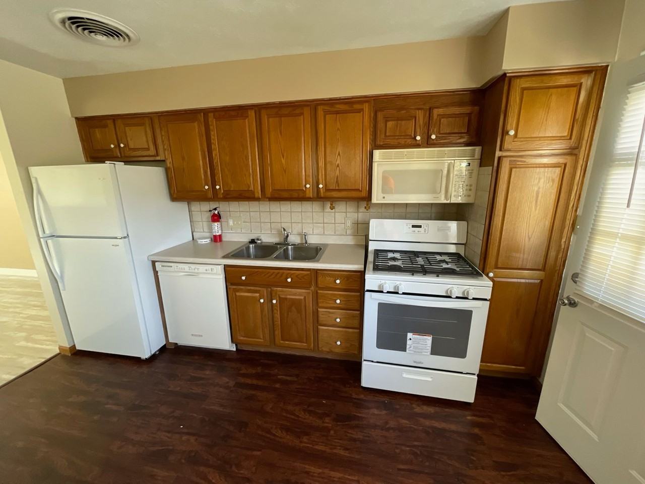 1124 Logan Ave - Photo 3 of 8