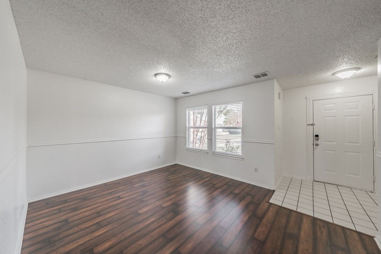 8704 Stonebriar Ln - Photo 3 of 32