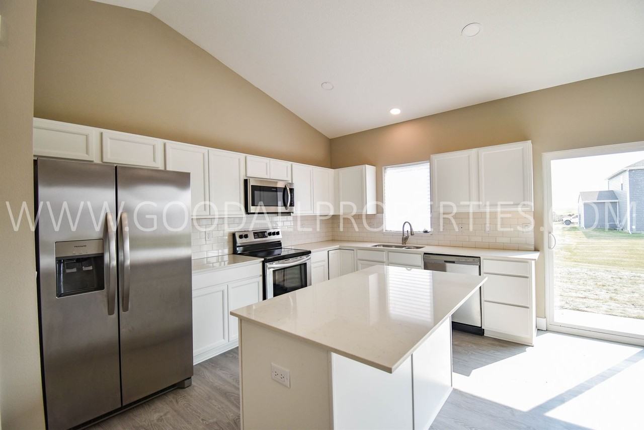 1085 Cedar St - Photo 2 of 22