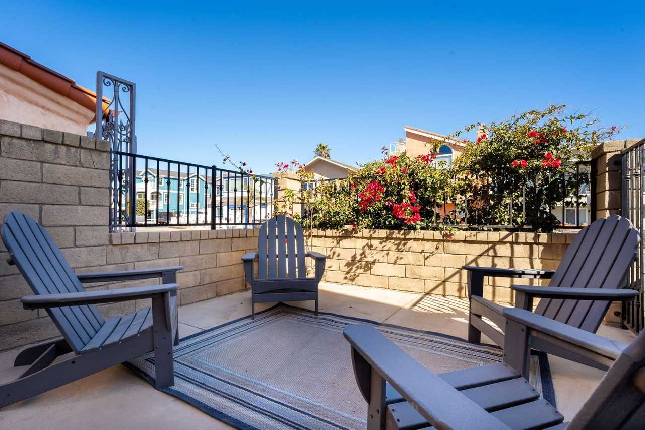 2405 Ocean Dr - Photo 3 of 37