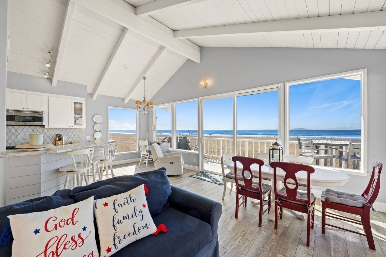 2405 Ocean Dr - Photo 6 of 37