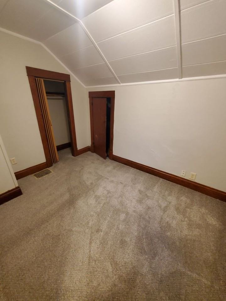 2311 68th St - Photo 4 of 8