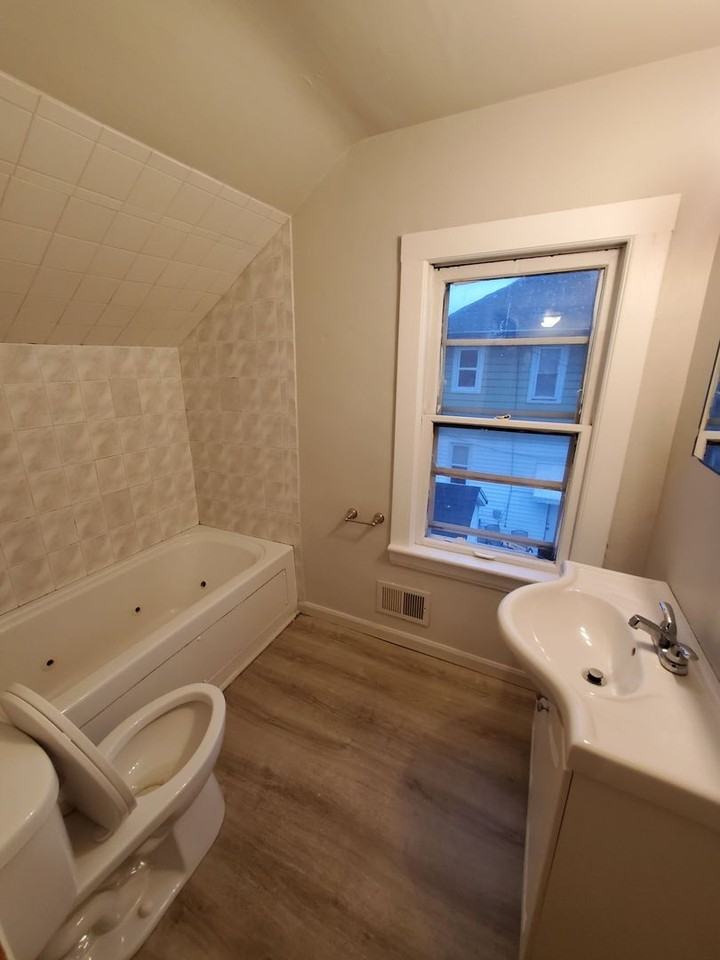 2311 68th St - Photo 6 of 8