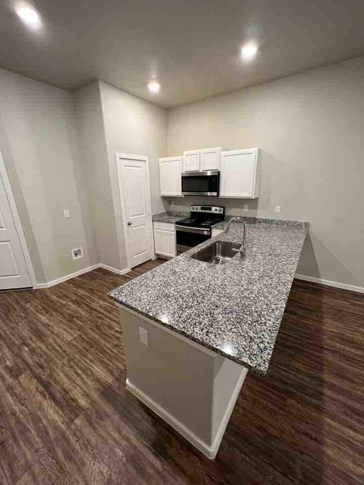 2113 Langford Ave - Photo 2 of 18