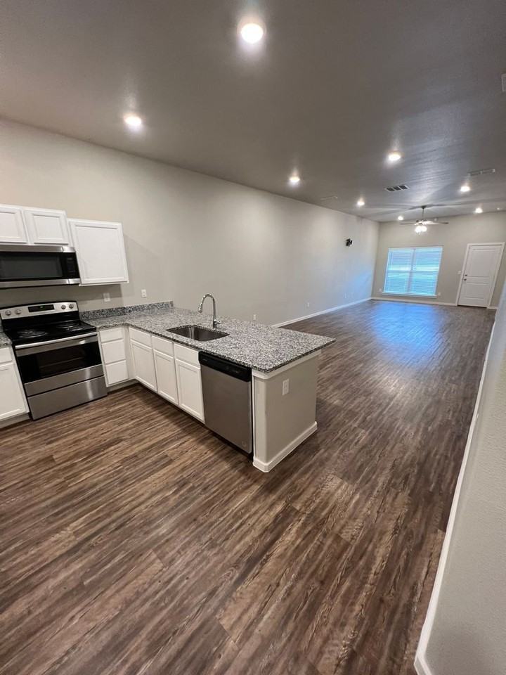 2113 Langford Ave - Photo 3 of 18