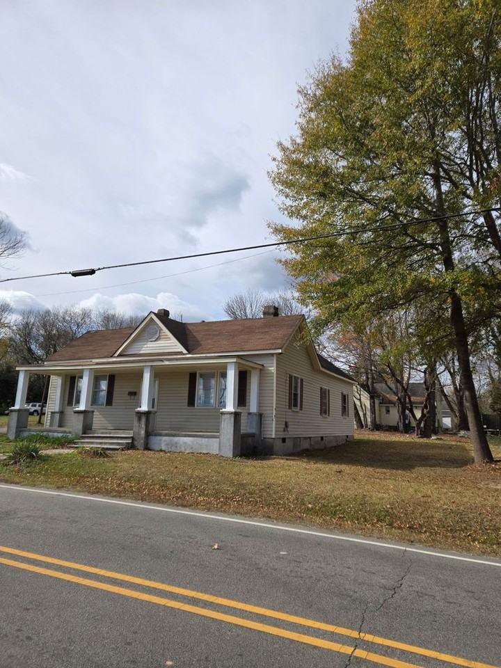 1401 Old Norlina Rd - Photo 2 of 32