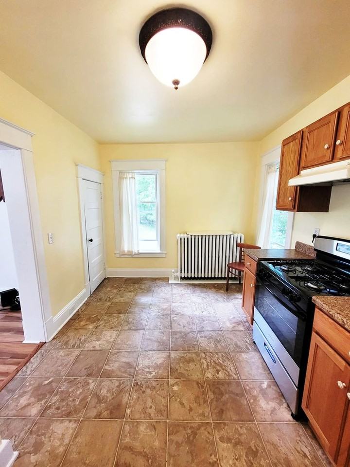 154 Lake St - Photo 6 of 9