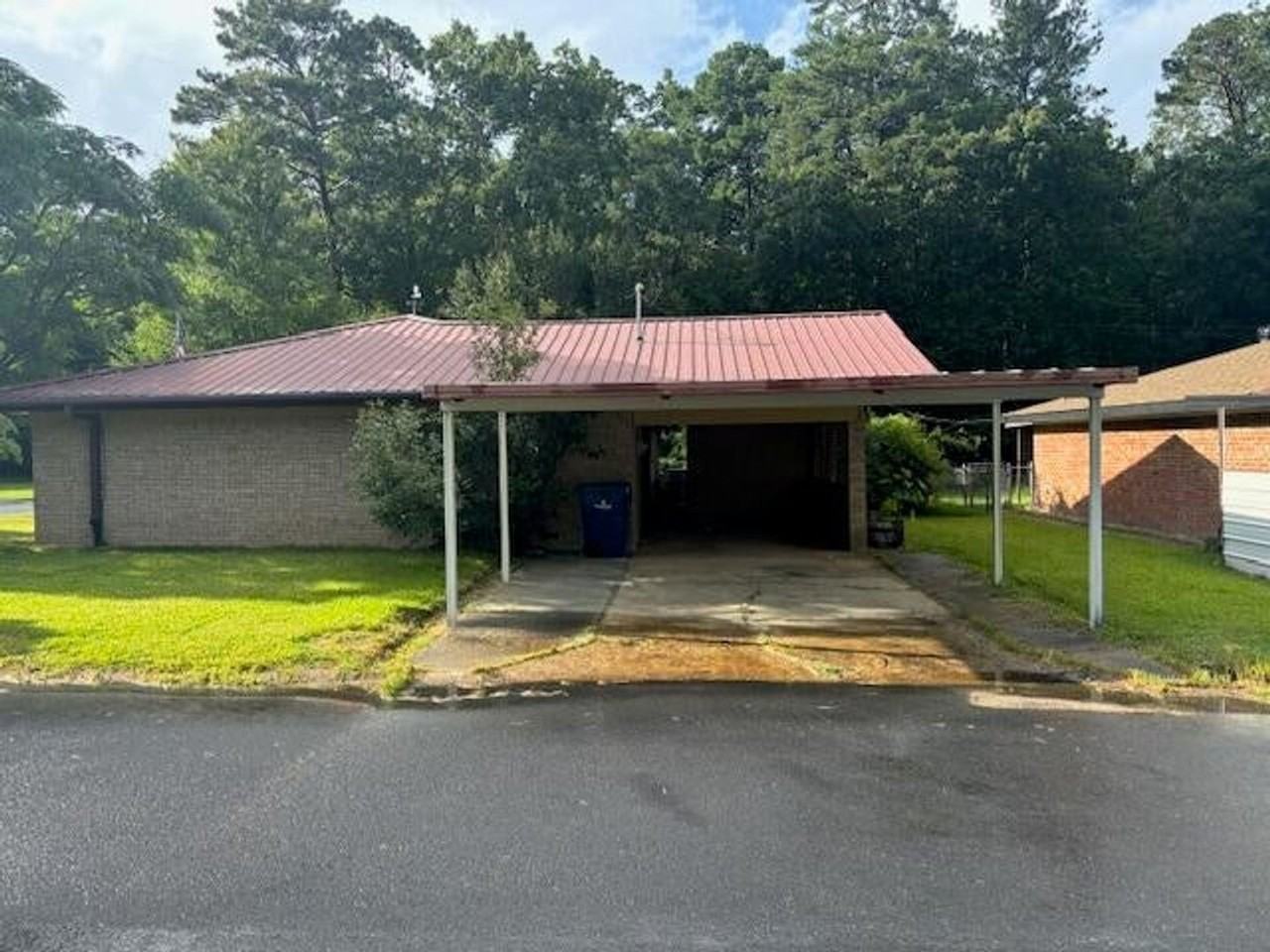 104 Davis St - Photo 2 of 9