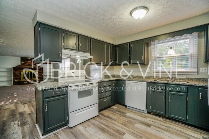 909 Prince William Ln - Photo 3 of 20