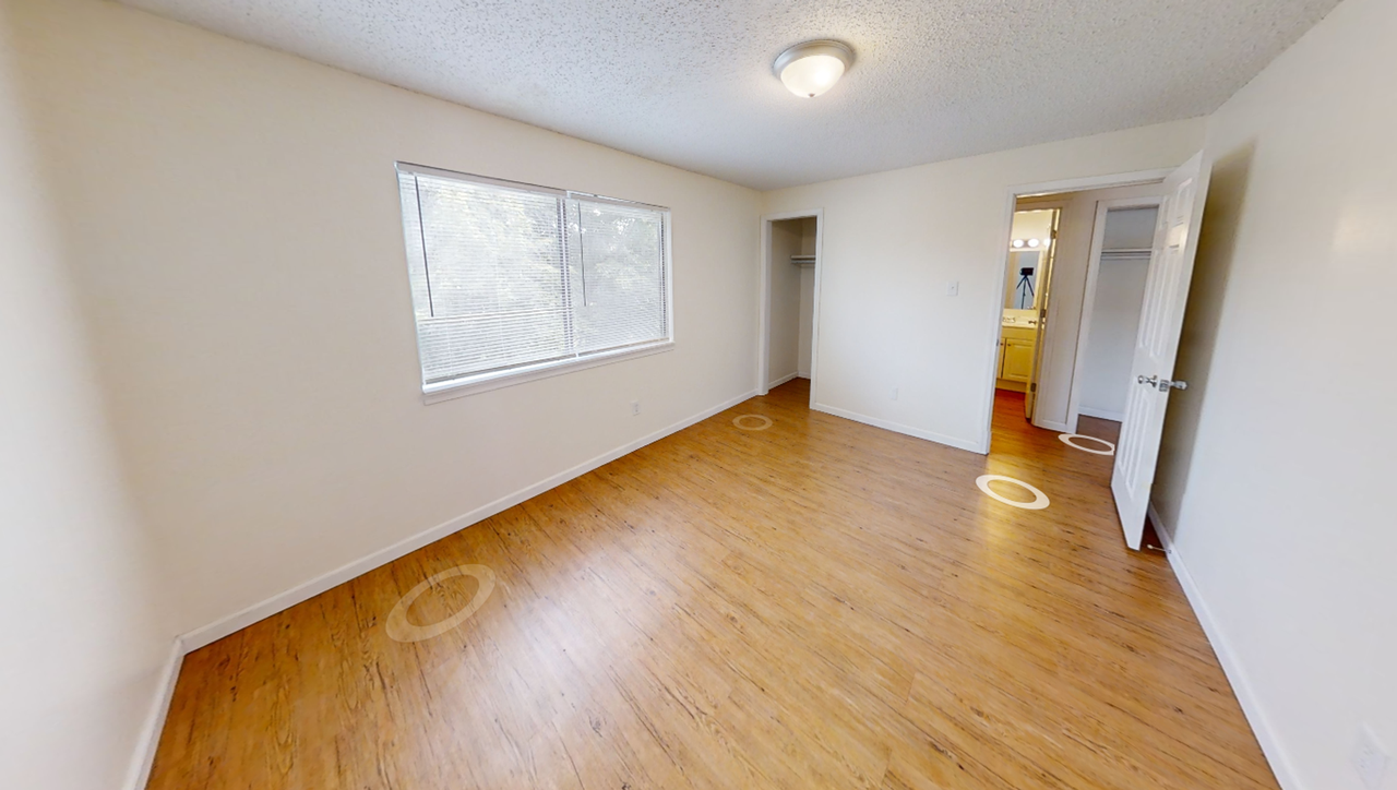 Super cute and Spacious Two - Photo 7 of 13