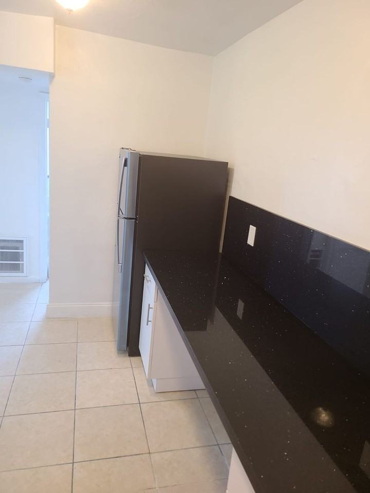 1545 Nw 8th Ave - Photo 4 of 14