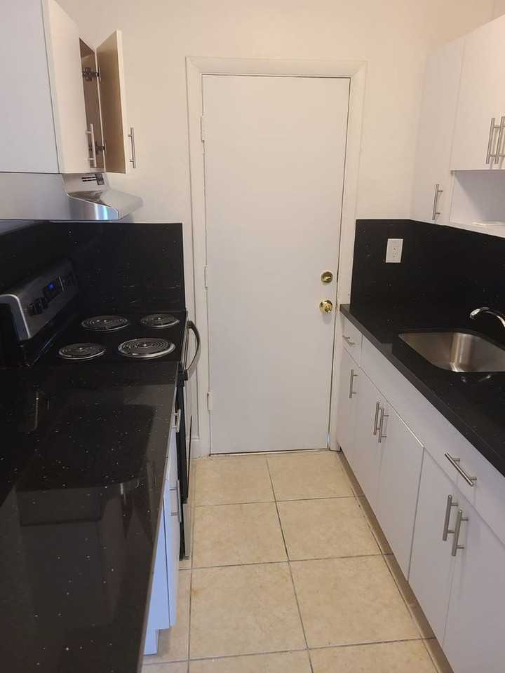 1545 Nw 8th Ave - Photo 6 of 14