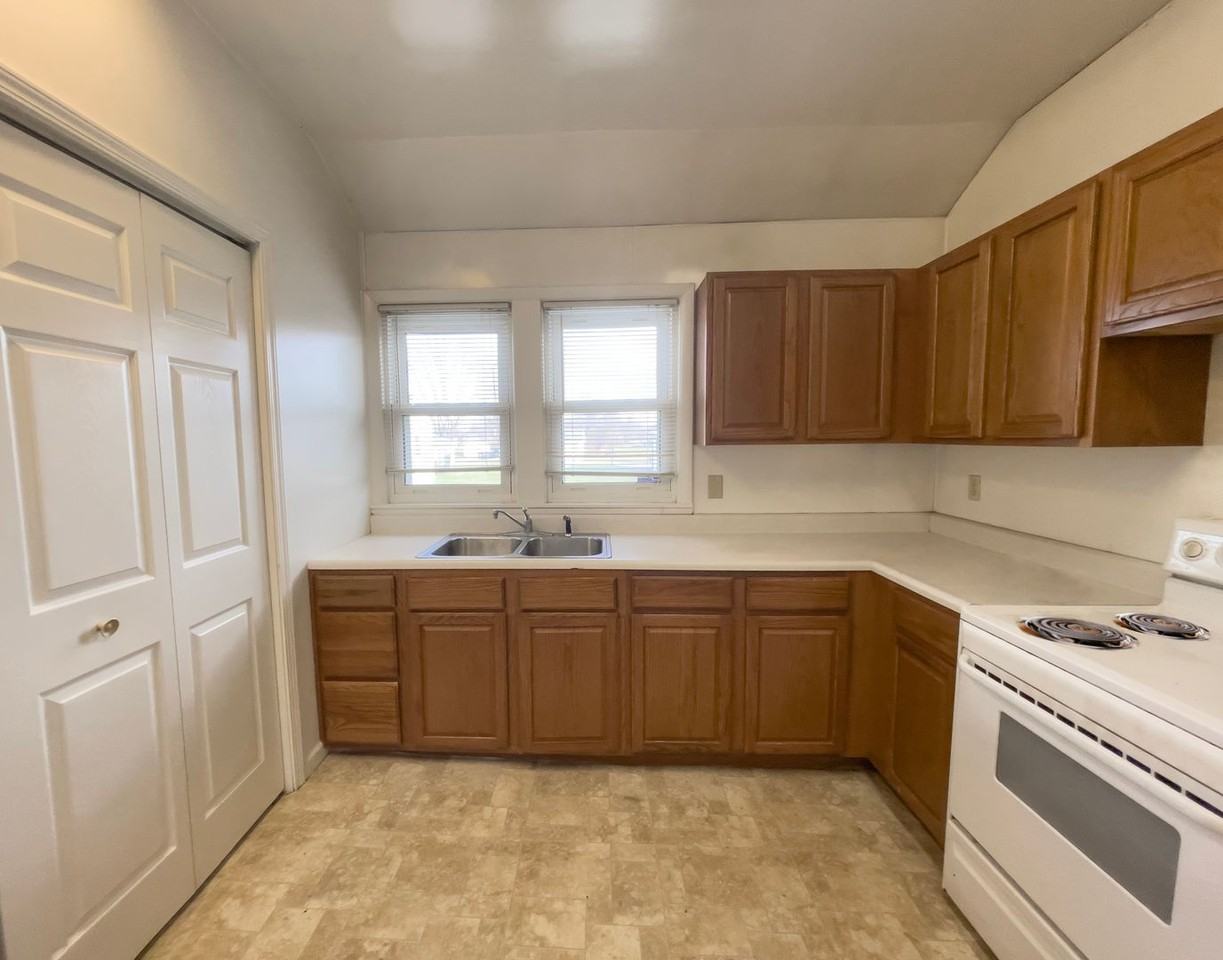 9011 W Jackson St - Photo 2 of 21