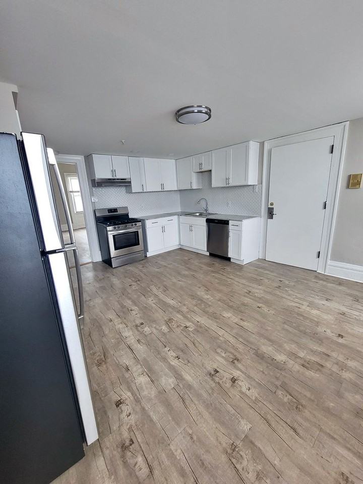 *** Amazing Southside location * Pet Friendly * Spacious Apartments * On E. Carson St * Available Now * Renovated *** - Photo 3 of 13