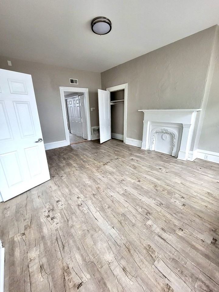 *** Amazing Southside location * Pet Friendly * Spacious Apartments * On E. Carson St * Available Now * Renovated *** - Photo 4 of 13