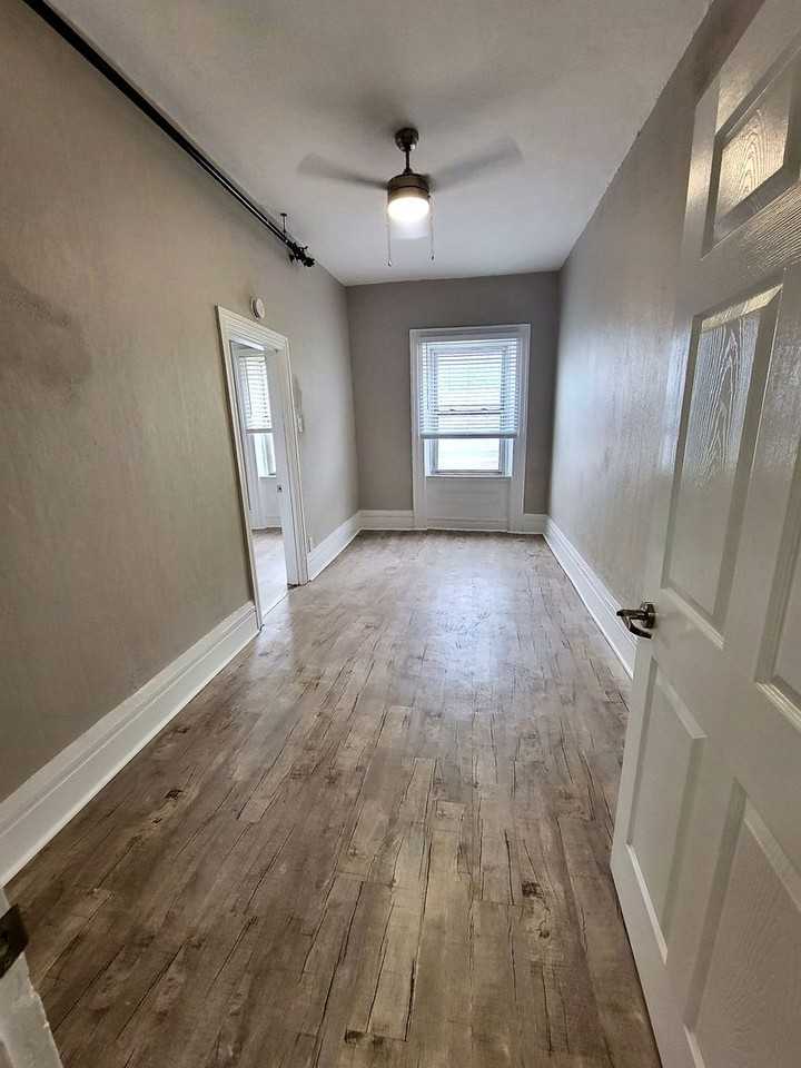 *** Amazing Southside location * Pet Friendly * Spacious Apartments * On E. Carson St * Available Now * Renovated *** - Photo 5 of 13