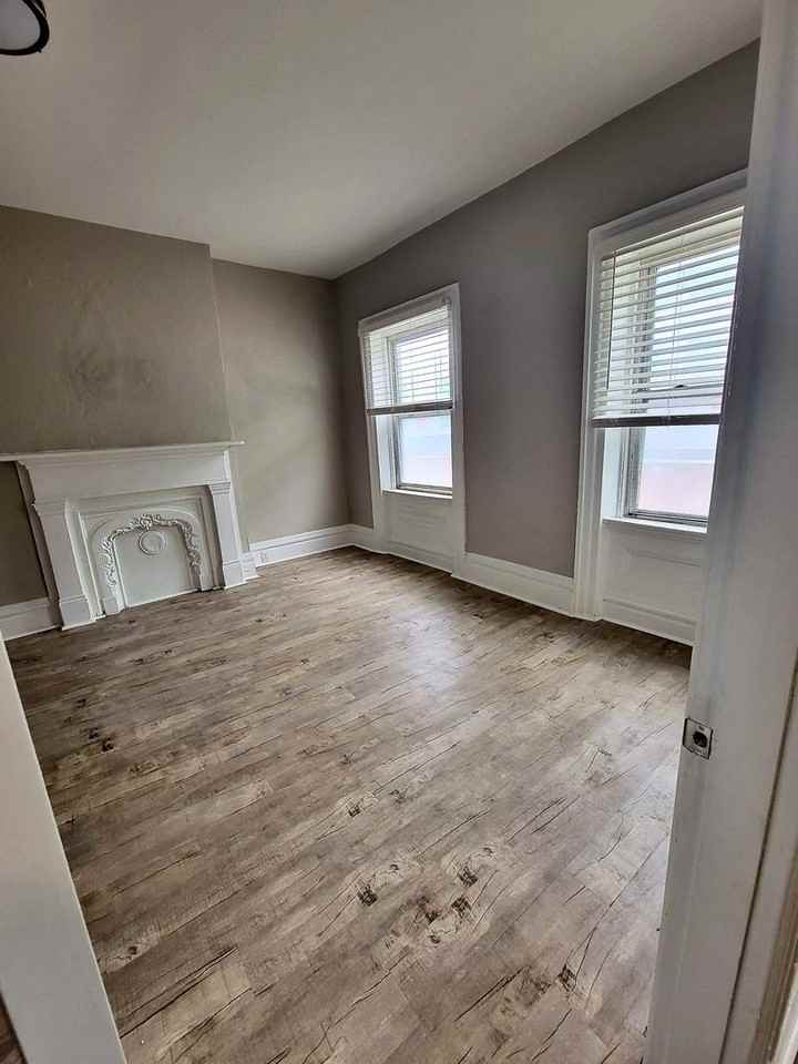 *** Amazing Southside location * Pet Friendly * Spacious Apartments * On E. Carson St * Available Now * Renovated *** - Photo 6 of 13