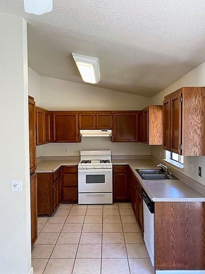 963 Grouse Dr - Photo 3 of 7