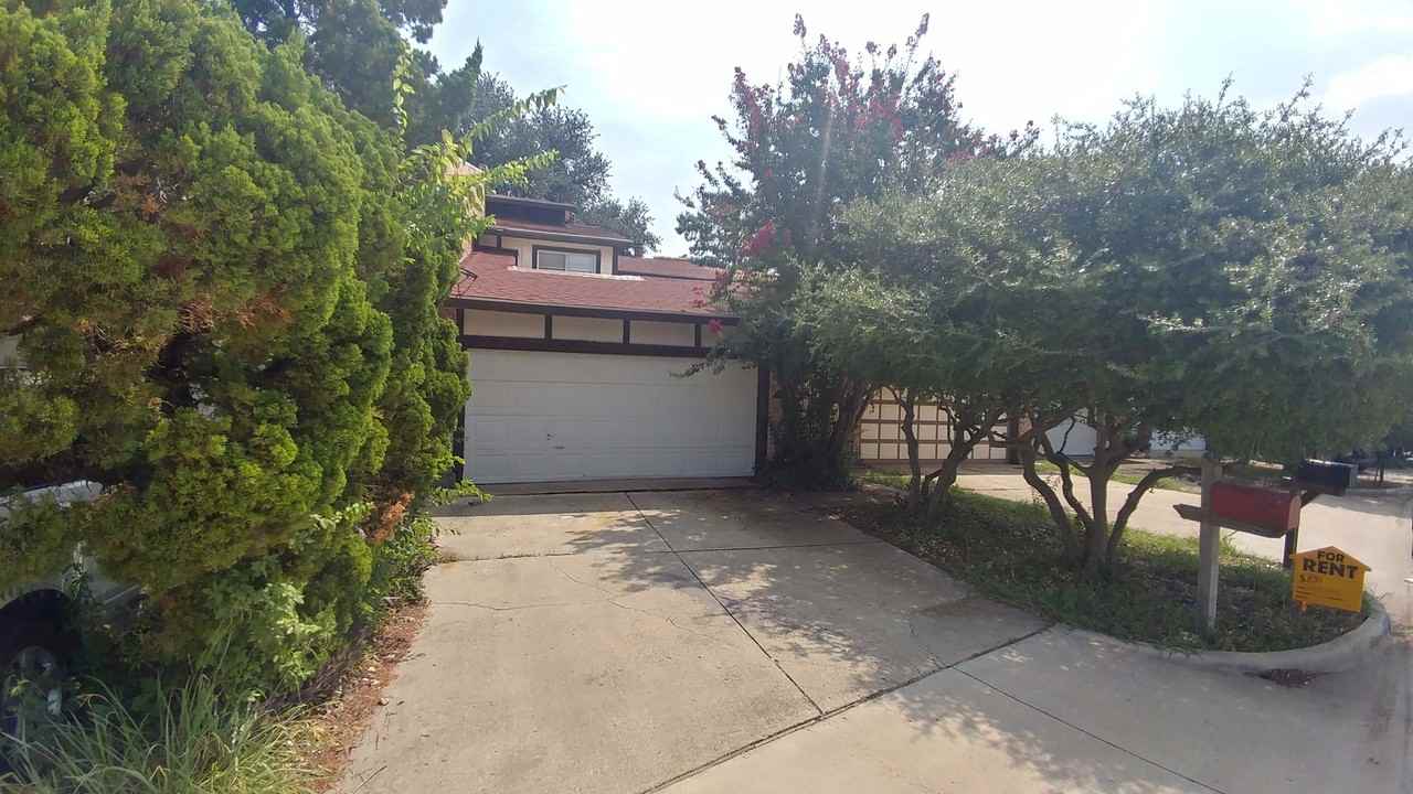 1320 Summerwood Ln - Photo 2 of 26