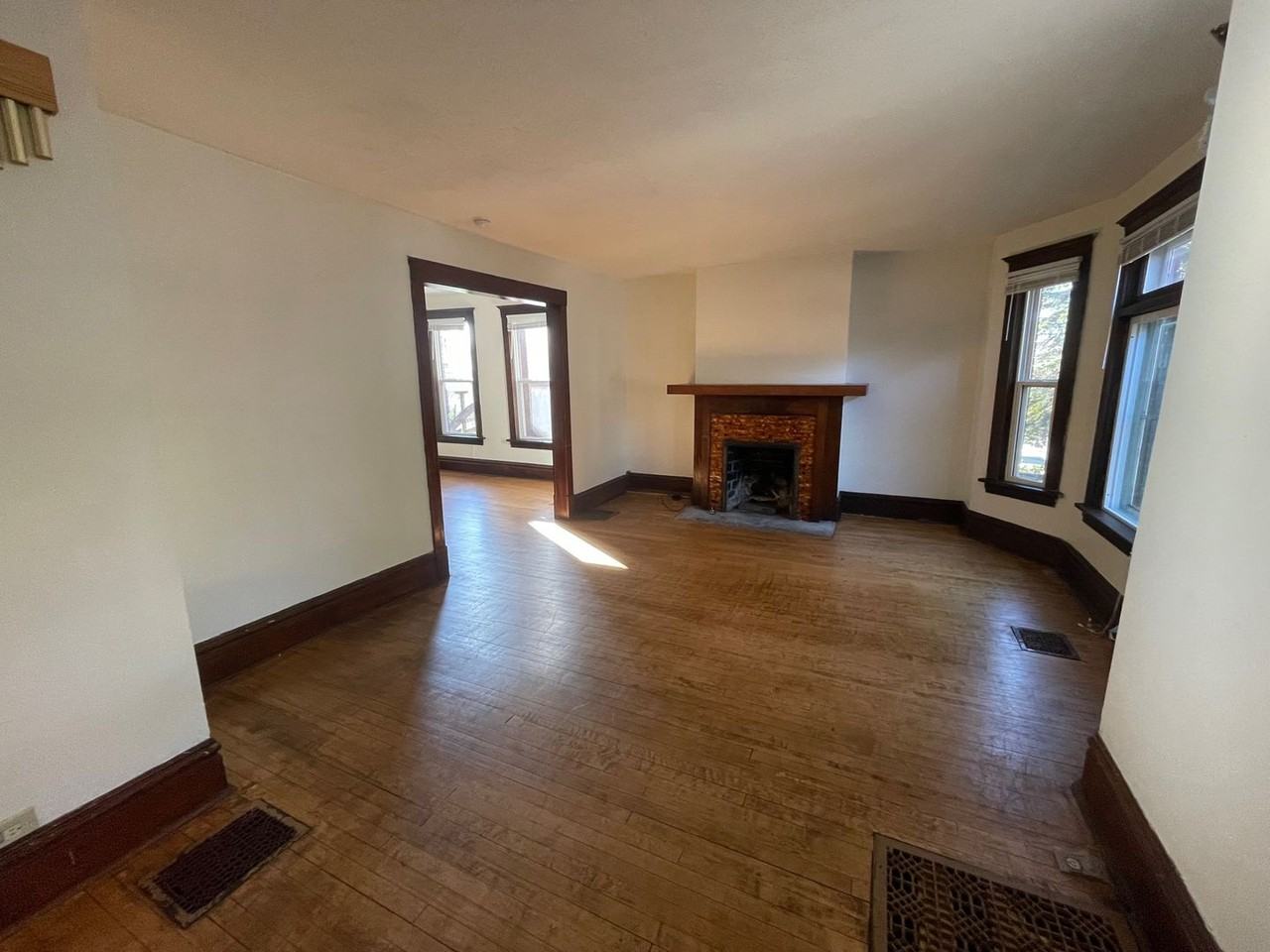 202 S 18th Ave E - Photo 2 of 33