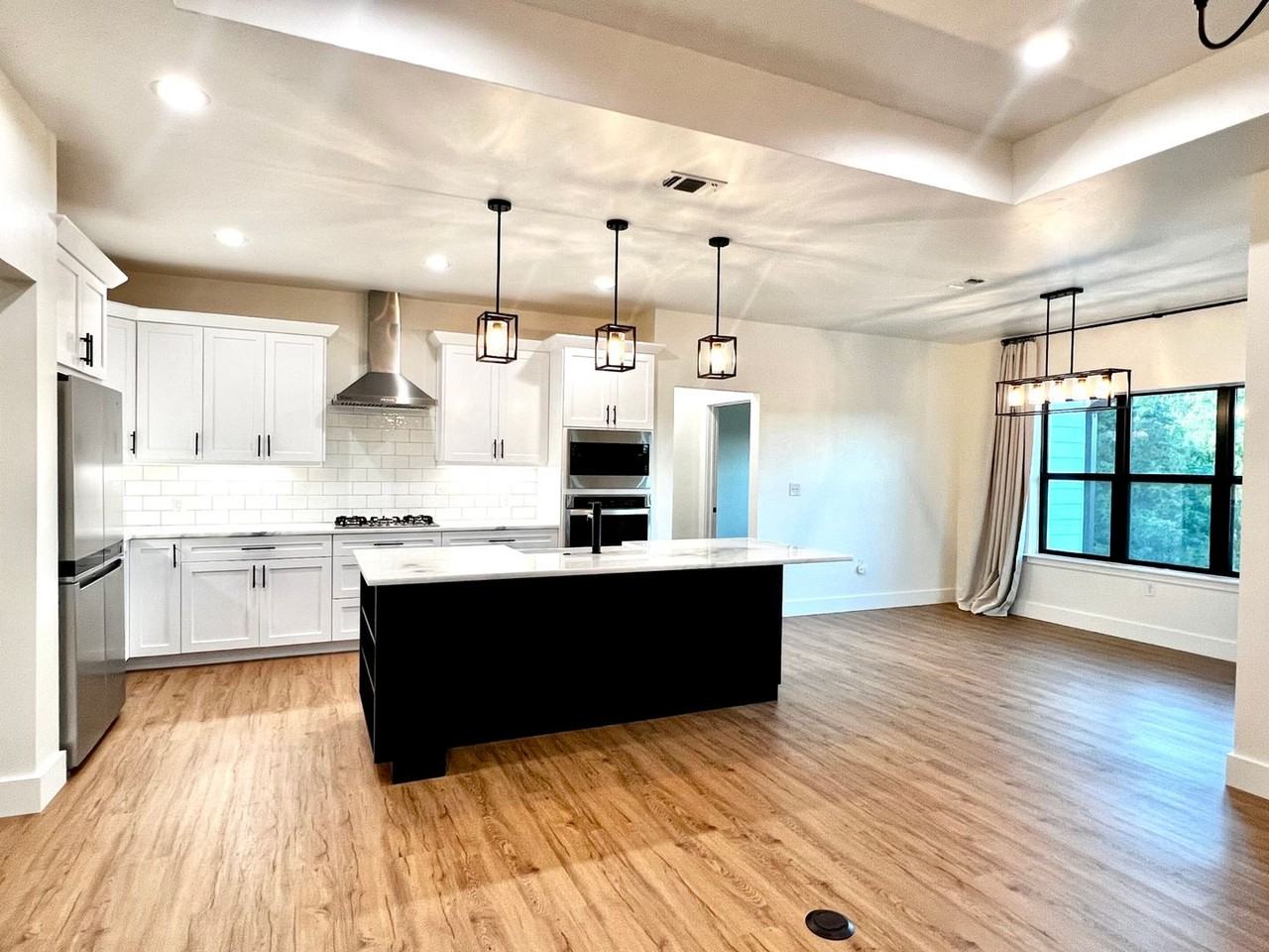 1812 Foothills Dr - Photo 2 of 17