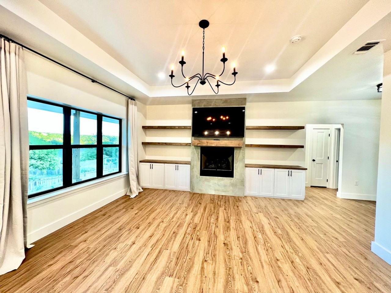 1812 Foothills Dr - Photo 3 of 17