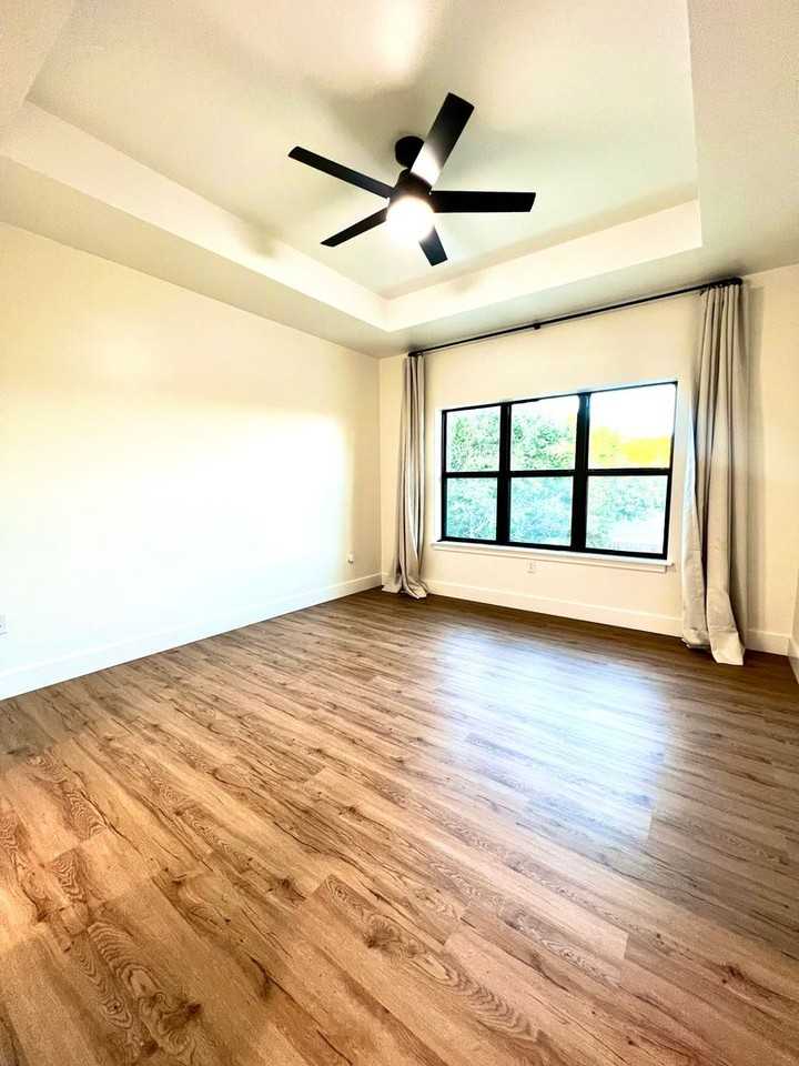 1812 Foothills Dr - Photo 5 of 17