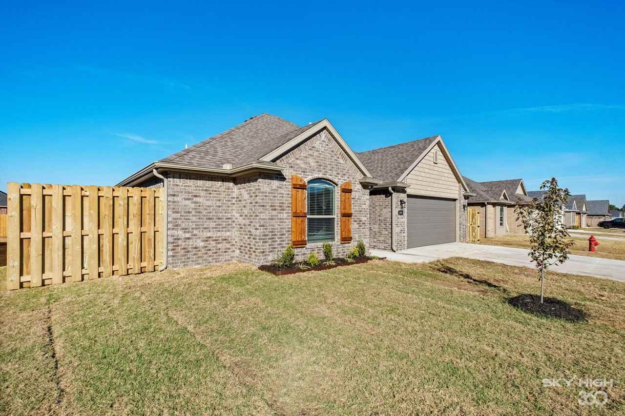 293 W Tyler Rd - Photo 2 of 27