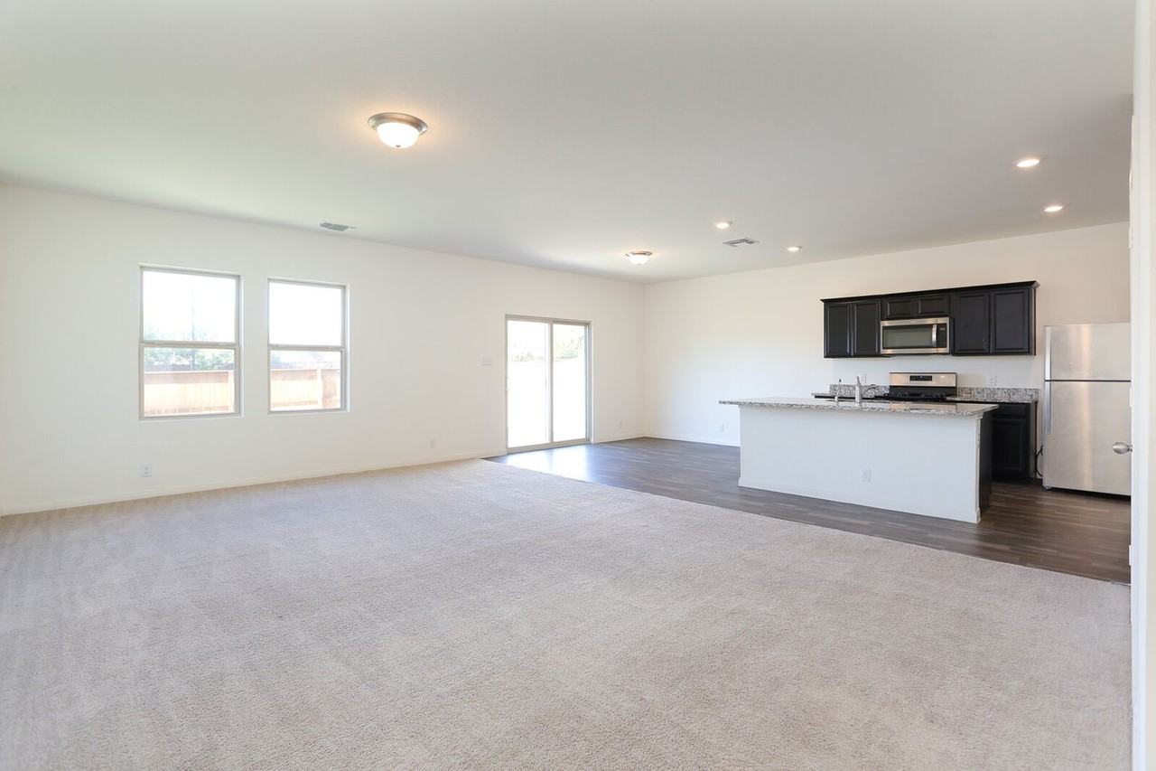 4913 Hallies Gdn - Photo 3 of 21