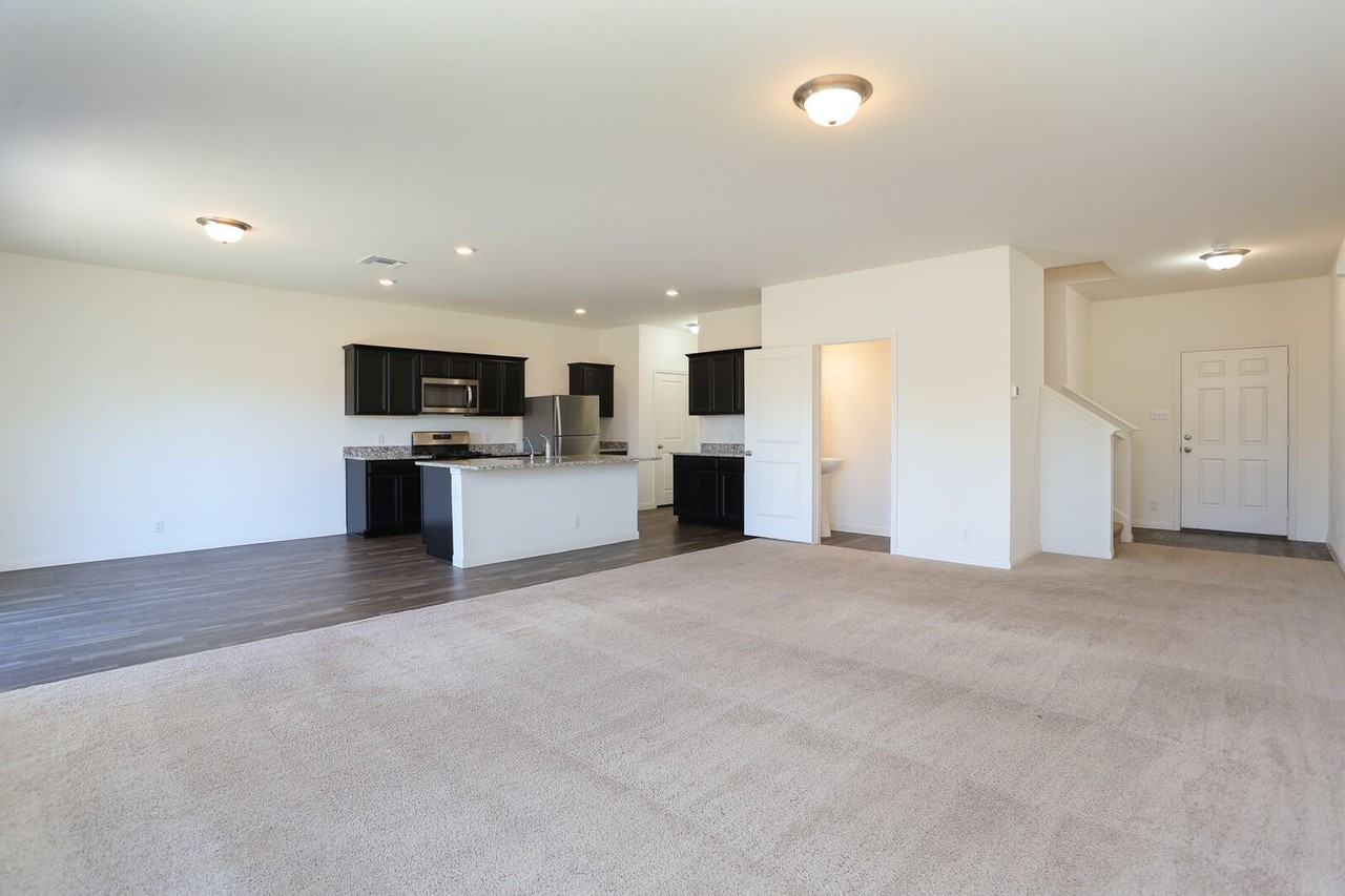 4913 Hallies Gdn - Photo 4 of 21