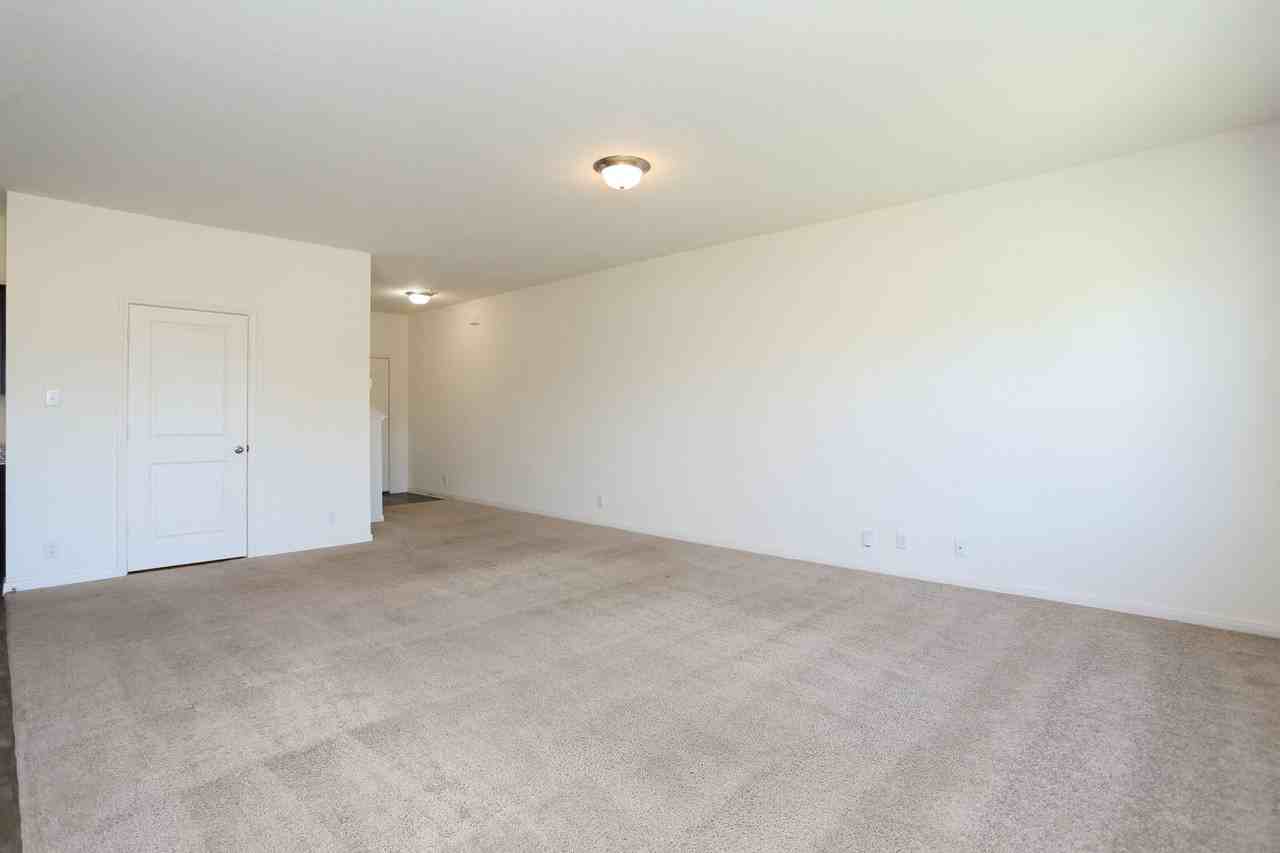 4913 Hallies Gdn - Photo 5 of 21