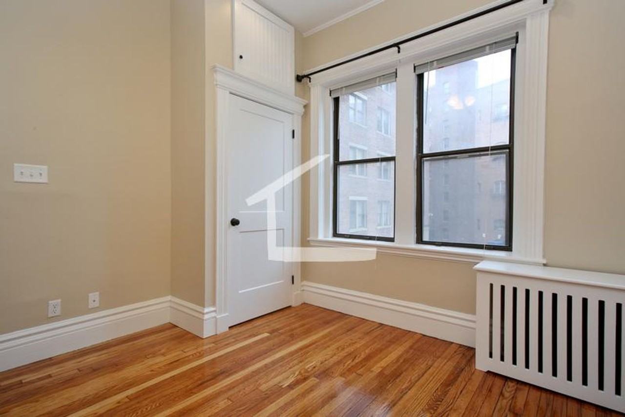 64 Charlesgate East - Photo 3 of 6