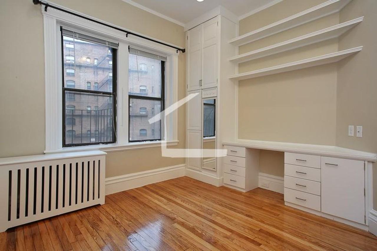 64 Charlesgate East - Photo 4 of 6