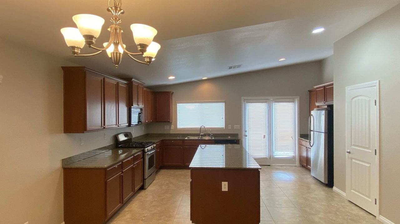 7821 Barntucket Ave - Photo 6 of 22